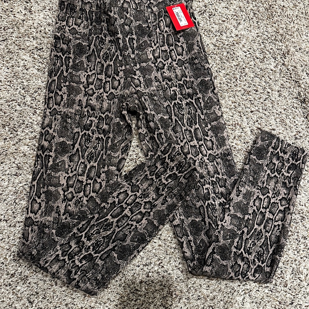 Spanx snakeskin legging pant. Never worn - perfect condition. Size XS.